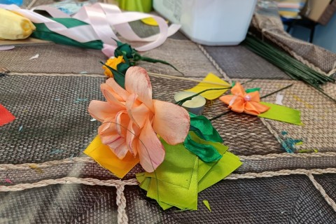 Warsztaty kreatywne dla seniorów - kwiaty ze wstążek