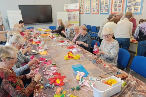 Warsztaty kreatywne dla seniorów - kwiaty ze wstążek