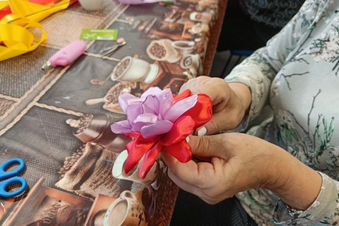 Warsztaty kreatywne dla seniorów - kwiaty ze wstążek