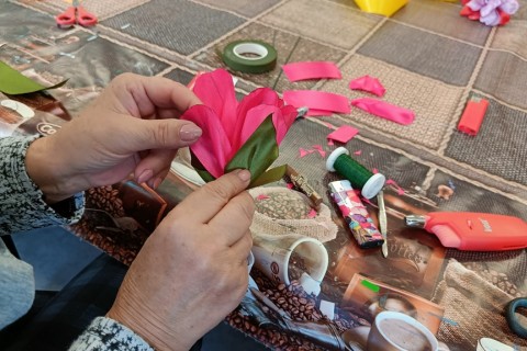 Warsztaty kreatywne dla seniorów - kwiaty ze wstążek