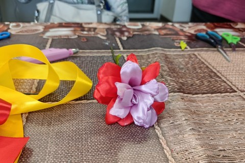 Warsztaty kreatywne dla seniorów - kwiaty ze wstążek
