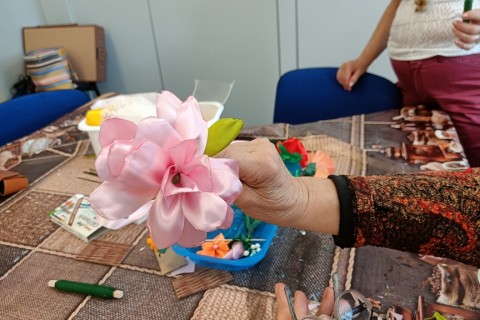 Warsztaty kreatywne dla seniorów - kwiaty ze wstążek