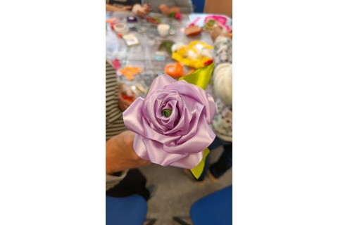 Warsztaty kreatywne dla seniorów - kwiaty ze wstążek