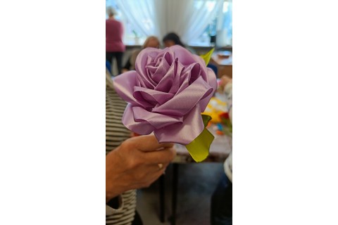 Warsztaty kreatywne dla seniorów - kwiaty ze wstążek