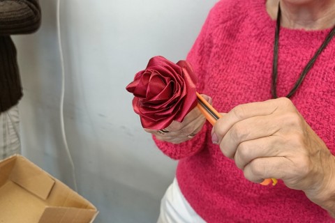 Warsztaty kreatywne dla seniorów - kwiaty ze wstążek