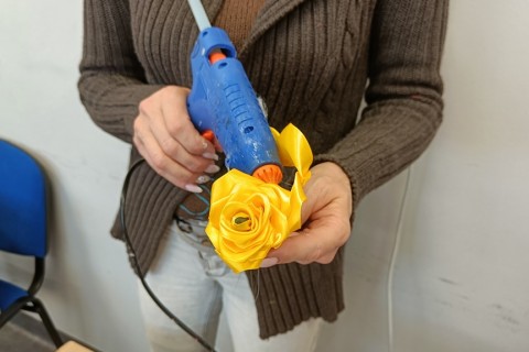 Warsztaty kreatywne dla seniorów - kwiaty ze wstążek