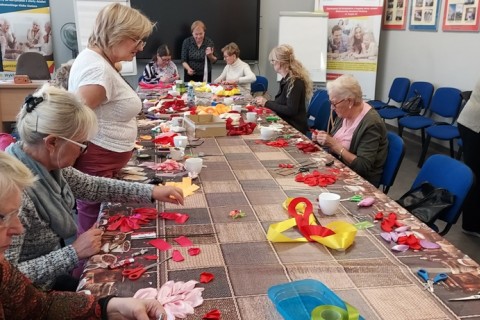 Warsztaty kreatywne dla seniorów - kwiaty ze wstążek
