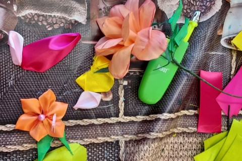 Warsztaty kreatywne dla seniorów - kwiaty ze wstążek