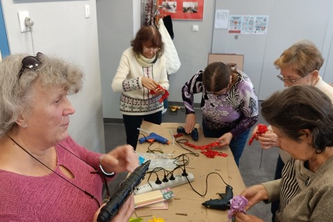 Warsztaty kreatywne dla seniorów - kwiaty ze wstążek