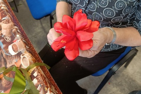 Warsztaty kreatywne dla seniorów - kwiaty ze wstążek