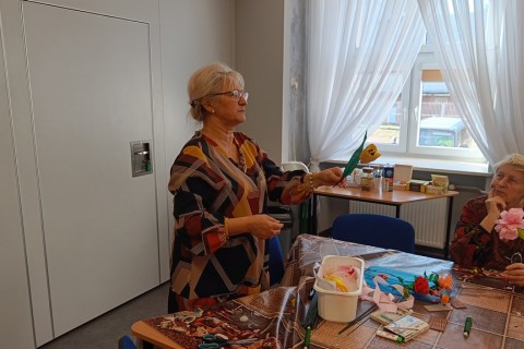 Warsztaty kreatywne dla seniorów - kwiaty ze wstążek