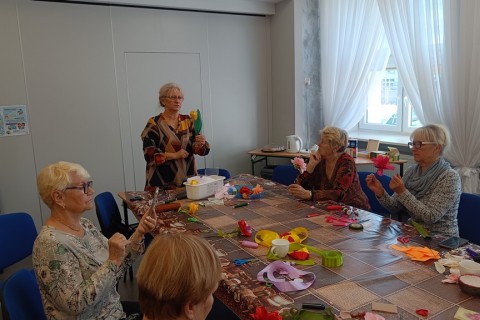 Warsztaty kreatywne dla seniorów - kwiaty ze wstążek