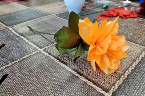 Warsztaty kreatywne dla seniorów - kwiaty ze wstążek