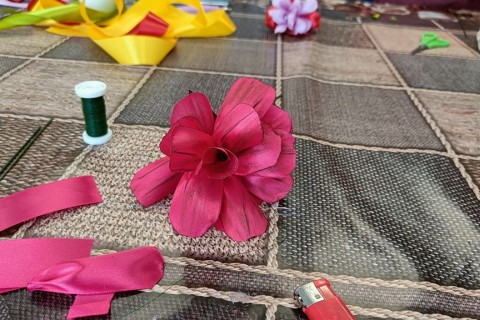 Warsztaty kreatywne dla seniorów - kwiaty ze wstążek