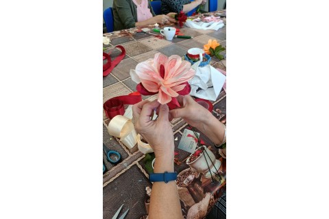 Warsztaty kreatywne dla seniorów - kwiaty ze wstążek