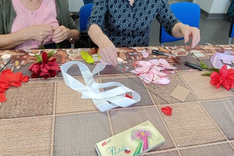 Warsztaty kreatywne dla seniorów - kwiaty ze wstążek