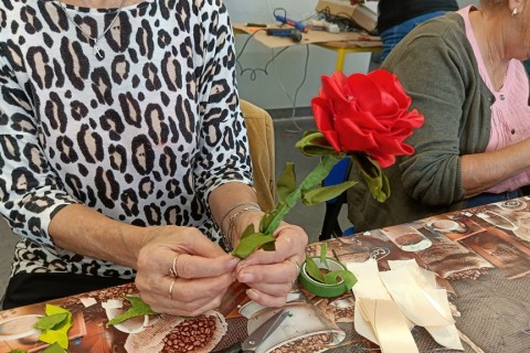 Warsztaty kreatywne dla seniorów - kwiaty ze wstążek