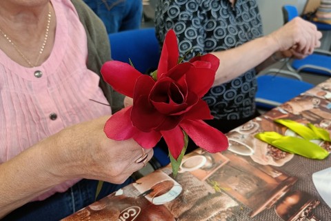 Warsztaty kreatywne dla seniorów - kwiaty ze wstążek