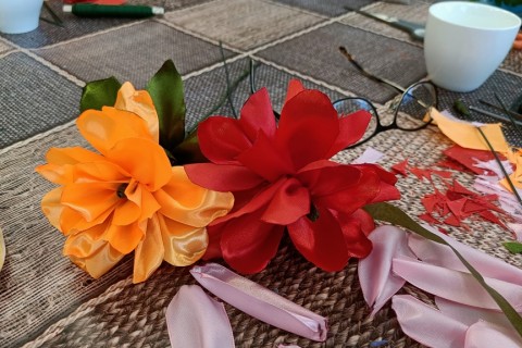 Warsztaty kreatywne dla seniorów - kwiaty ze wstążek