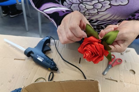 Warsztaty kreatywne dla seniorów - kwiaty ze wstążek