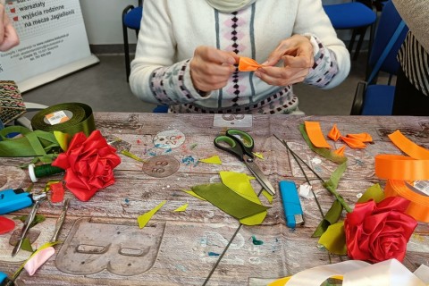 Warsztaty kreatywne dla seniorów - kwiaty ze wstążek