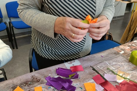 Warsztaty kreatywne dla seniorów - kwiaty ze wstążek