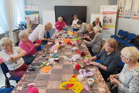 Warsztaty kreatywne dla seniorów - kwiaty ze wstążek