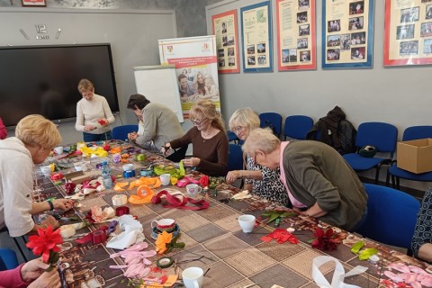 Warsztaty kreatywne dla seniorów - kwiaty ze wstążek