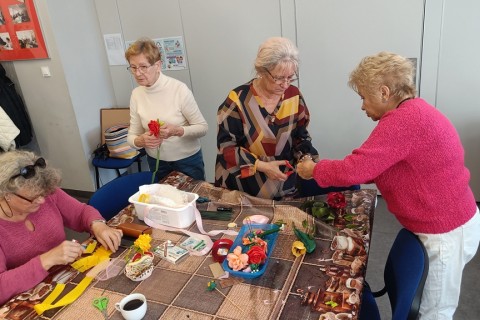 Warsztaty kreatywne dla seniorów - kwiaty ze wstążek