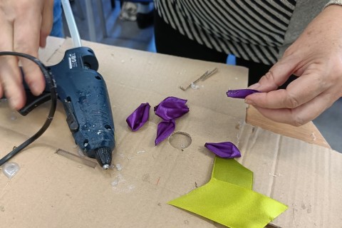 Warsztaty kreatywne dla seniorów - kwiaty ze wstążek