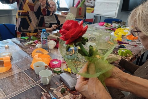 Warsztaty kreatywne dla seniorów - kwiaty ze wstążek