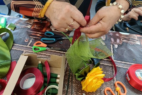 Warsztaty kreatywne dla seniorów - kwiaty ze wstążek