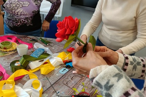 Warsztaty kreatywne dla seniorów - kwiaty ze wstążek