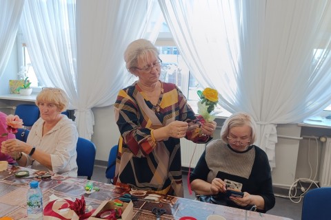 Warsztaty kreatywne dla seniorów - kwiaty ze wstążek
