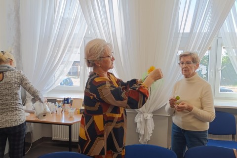 Warsztaty kreatywne dla seniorów - kwiaty ze wstążek
