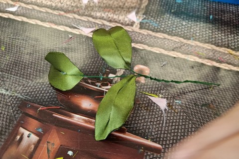 Warsztaty kreatywne dla seniorów - kwiaty ze wstążek