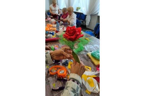 Warsztaty kreatywne dla seniorów - kwiaty ze wstążek