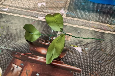 Warsztaty kreatywne dla seniorów - kwiaty ze wstążek