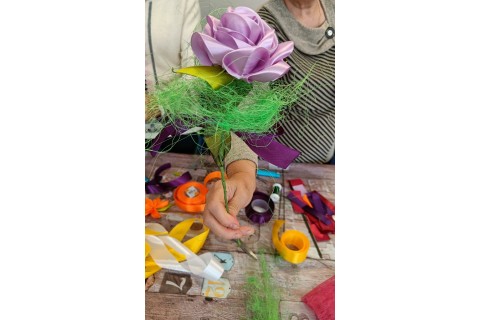 Warsztaty kreatywne dla seniorów - kwiaty ze wstążek