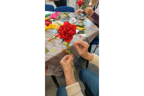 Warsztaty kreatywne dla seniorów - kwiaty ze wstążek