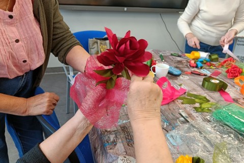 Warsztaty kreatywne dla seniorów - kwiaty ze wstążek