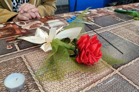 Warsztaty kreatywne dla seniorów - kwiaty ze wstążek