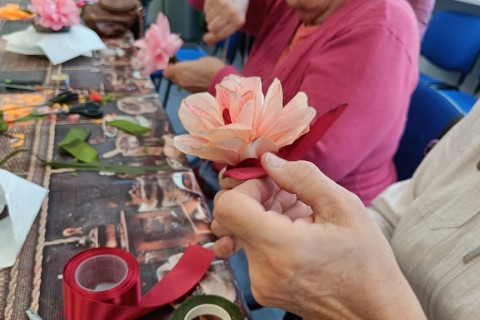 Warsztaty kreatywne dla seniorów - kwiaty ze wstążek