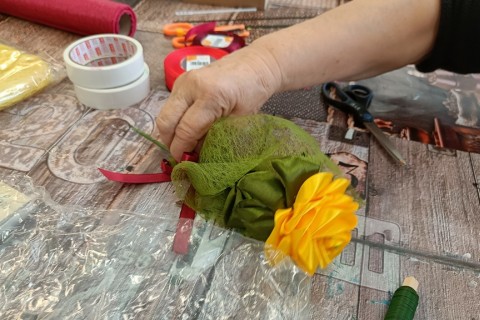 Warsztaty kreatywne dla seniorów - kwiaty ze wstążek