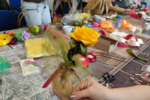 Warsztaty kreatywne dla seniorów - kwiaty ze wstążek