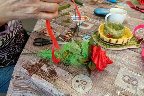 Warsztaty kreatywne dla seniorów - kwiaty ze wstążek