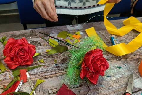 Warsztaty kreatywne dla seniorów - kwiaty ze wstążek