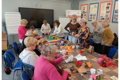 Warsztaty kreatywne dla seniorów - kwiaty ze wstążek