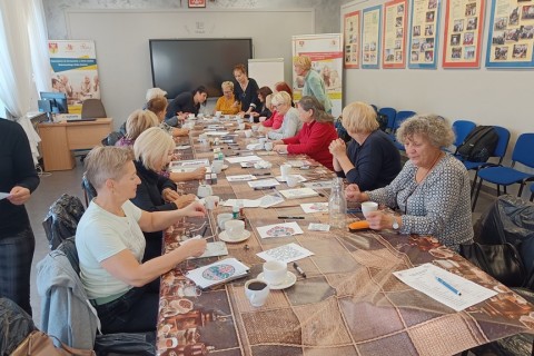Warsztaty artystyczne dla seniorów - zdobiena wzorami ludowymi