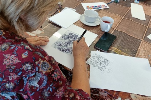 Warsztaty artystyczne dla seniorów - zdobiena wzorami ludowymi
